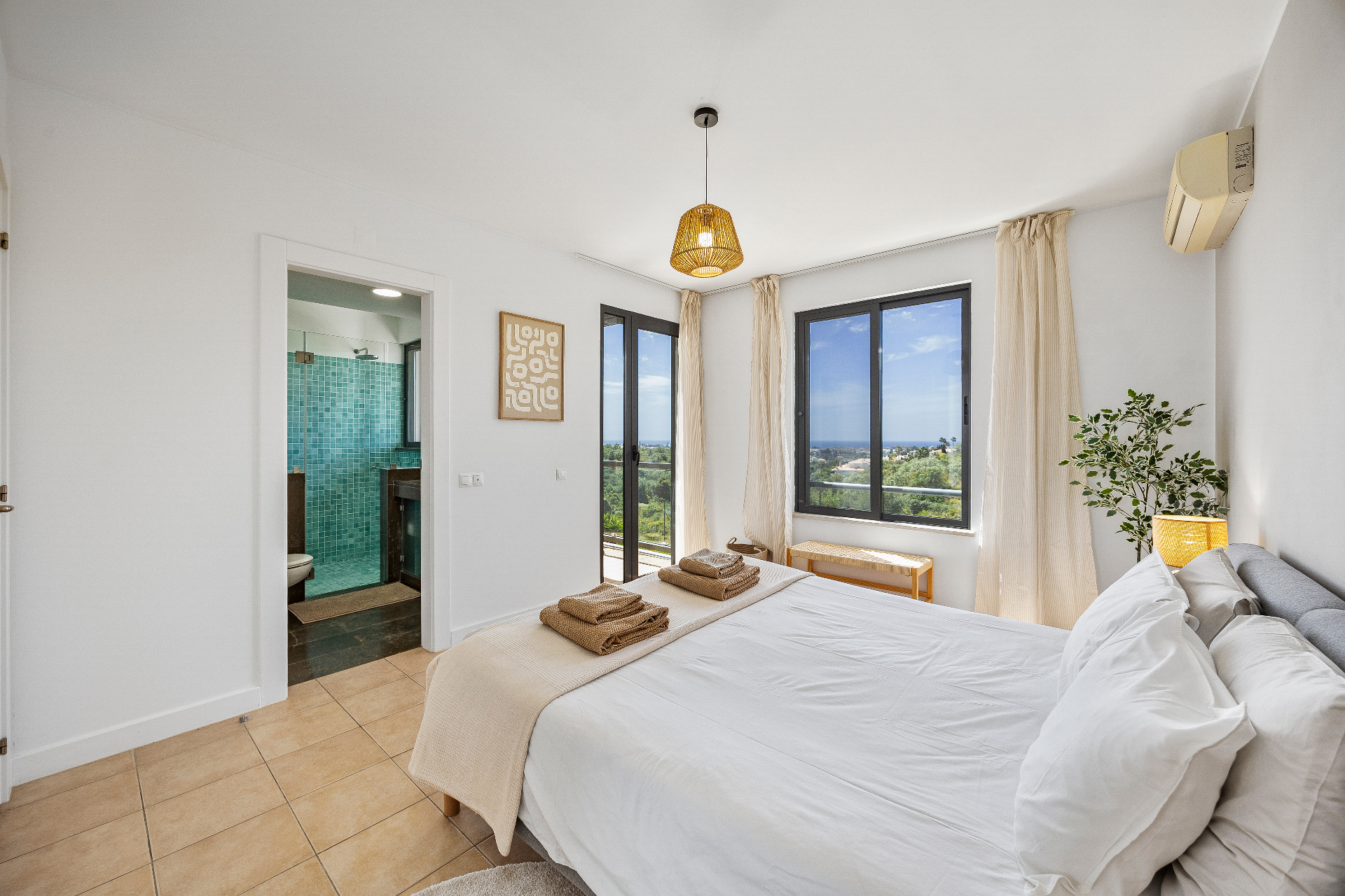 Master-Schlafzimmer mit Meerblick, Doppelbett und Zugang zum eigenen Bad