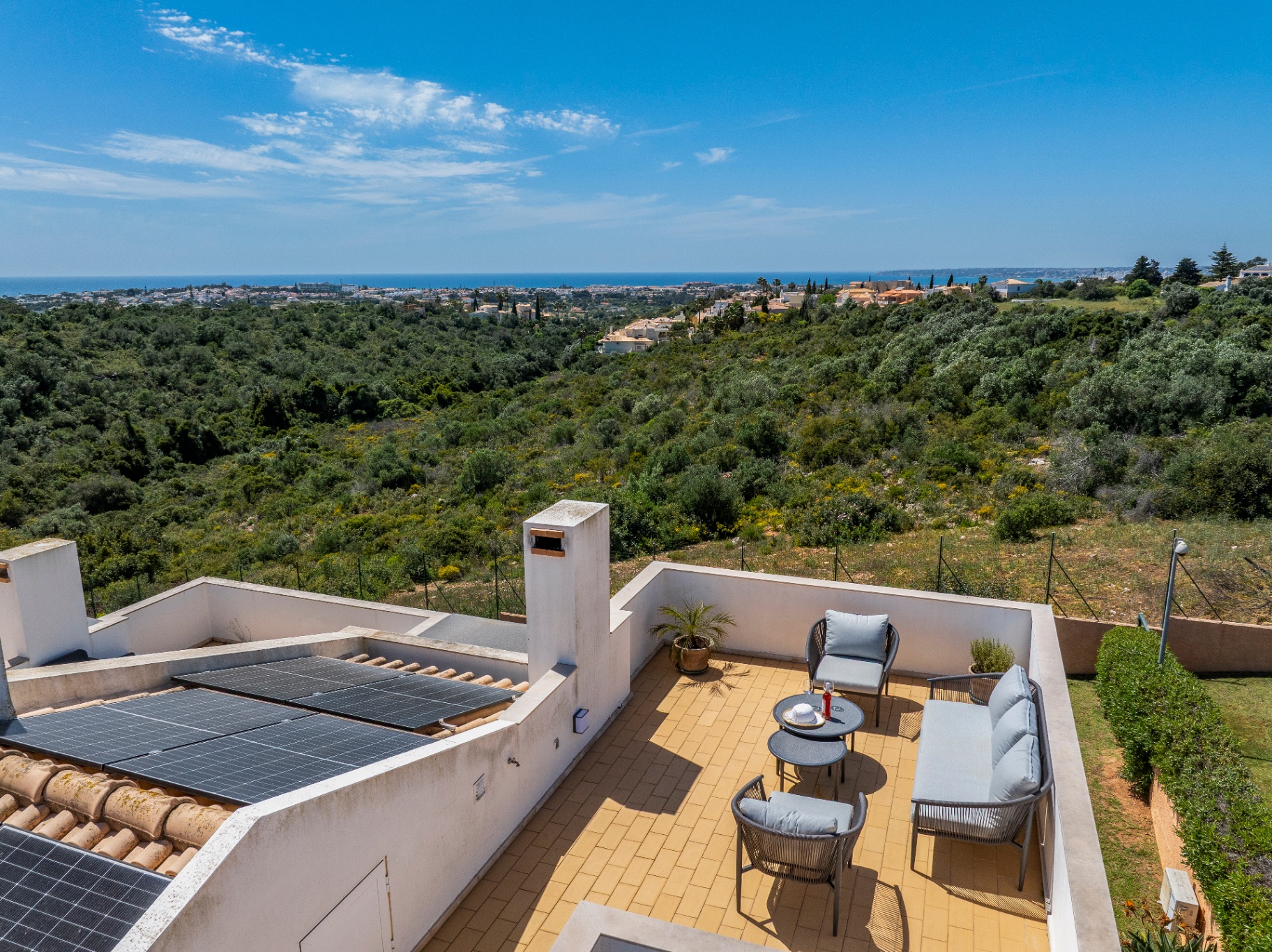 Dachterrasse mit Loungebereich, Solaranlage und Panoramablick bis zum Atlantik