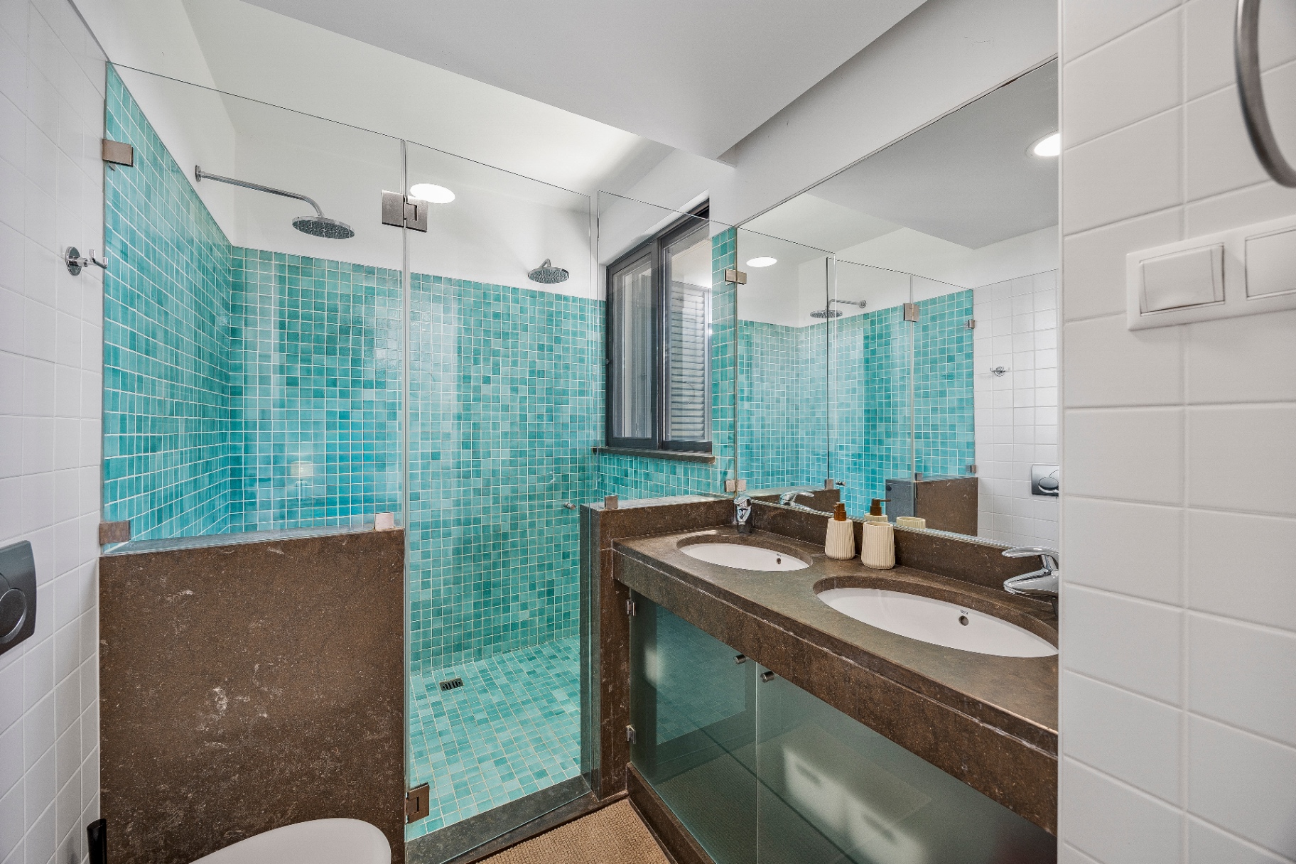 En-suite Master-Badezimmer mit türkisen Mosaikfliesen, Regendusche und Doppelwaschtisch