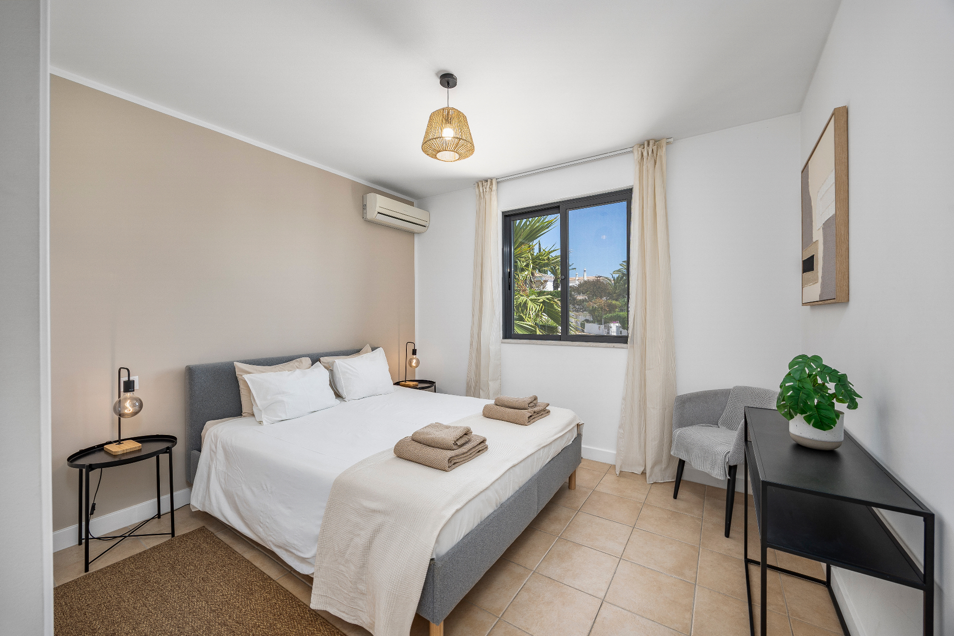 Schlafzimmer 1 mit Doppelbett, Schreibtisch und Blick ins Grüne – ideal für Workation